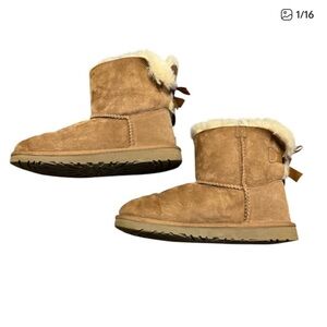 UGG Boots Mini Bailey Bow.   Sz 6.   VGUC